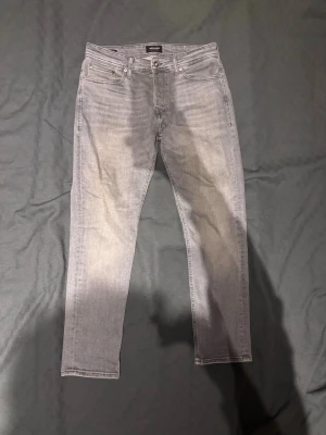 Jack & Jones jeans - Mycket bra skick. Använda några gånger. Är 181 och väger 70kg och de sitter galant på mig. Skriv om du skulle vilja ha mått på jeansen bredd och längd osv. Fraktar inom 1-3 dagar 