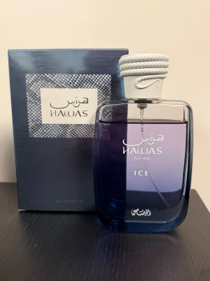 Hawas Ice For Him parfym - Fräsch parfym för honom från Hawas, modellen Ice. Flaskan är stilren i glas med blå och silverfärgade detaljer samt ett repmönstrat lock. Kommer i matchande blå förpackning med elegant mönster. Perfekt för dig som gillar moderna och maskulina dofter. Bara använd några gånger!