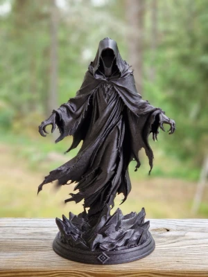 Dementor figur 20 cm - Helt ny. Häftig stor figur av en Dementor. Glittriga svarta färger i mycket lätt vikt. Harry Potter inspirerad.  Storlek: 20 cm hög (lilla på bild 10 cm finns också) Material: PLA Färg: Svart Diamant glitter