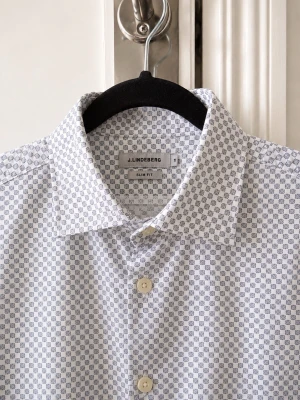 J.Lindeberg Slim fit skjorta - strl M - Ljus skjorta från J.Lindeberg, mycket fint skick! Kika gärna mina andra annonser för bundle😊