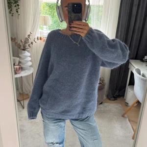Blå stickad tröja i mohair från arket  - Blå stickad tröja i mohair med rund halsringning och långa ärmar. Tröjan har en loose passform. Perfekt för lager-på-lager och chill dagar. Nypris 1400kr❣️(ompublicering, inte mina bilder)