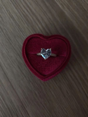 Guldring med stor hjärtformad sten - Hjärtformad stor sten ring i storlek 18,1mm, guldfärgad.