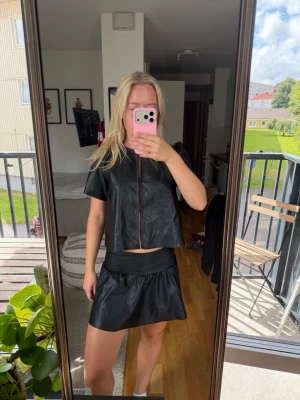 Skinn set - Skinn set med kjol och topp. (Går att köpa separat) 