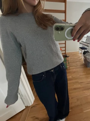 Ljusgrå stickad tröja vero moda - Mysig ljusgrå stickad tröja med rund halsringning och ribbade muddar vid ärmslut och nederkant. Tröjan har en enkel och stilren design, perfekt att matcha med jeans eller kjol. Materialet känns mjukt och behagligt mot huden. 