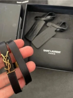 Saint Laurent armband  - Säljer nu mitt älskade dubbel armband i guld från ysl, använt 3 gånger max. Kommer med box och tillbehör. Tyvärr inget kvitto men självklart äkta. Lägg bud!💞