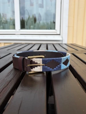 Sky blue broderat bälte - Limiterat antal! Säljer nu dessa super feta bälten i tre olika färger och har alla storlekar mellan 80-110 cm. Priset är endast 349 kr och vi fraktar alltid inom 1-2 dagar