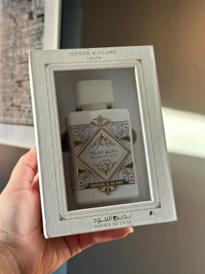 Lattafa Badee Al Oud Honor & Glory 100ml - Lattafa Badee Al Oud Honor & Glory 100ml! Stått mörkt o svalt, väldigt lite använd. Svårt o se hur mycket med tanke på flaskan. Passar både män o kvinnor! 