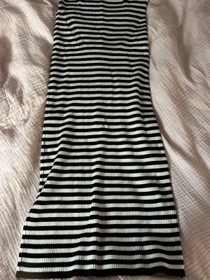 Randig strapless klänning - Storleken är XL men väldigt liten i storleken så lutar mer åt M/L. Har en slit på baksidan.