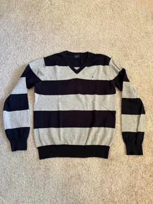 Boomerang V-ringad Tröja  - Klassisk stickad V-ringad tröja från Boomerang i mycket fint skick. Perfekt till vardag, golf eller en stilren preppy-look.  📦 Skickas snabbt!