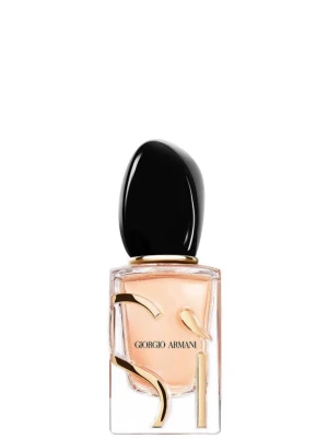 Giorgio Armani Sì Eau de Parfum - Elegant parfymflaska från Giorgio Armani med ljusrosa doftvätska. Flaskan har en unik design med gulddetaljer och ett stort svart lock. Perfekt för dig som gillar lyxiga och stilrena parfymer. ❌OBS!!!! Lite mer än halva kvar❌