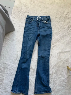 Gina tricot - Mörkblå jeans från Gina tricot. Säljer pga försmå. Jag är 167 cm lång. Storlek: 34 men små i storleken💕