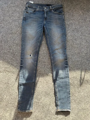 Tiger of Sweden jeans med slitningar - Tiger Of Sweden jeans i modellen Slight. Storlek W29. Inga anmärkningar. Pris är inte hugget i sten!