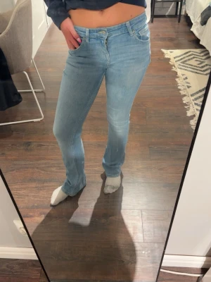 Ljusblå bootcut jeans - Nice jeans från bershka- bra skick. Storlek 34 men med stretch💕