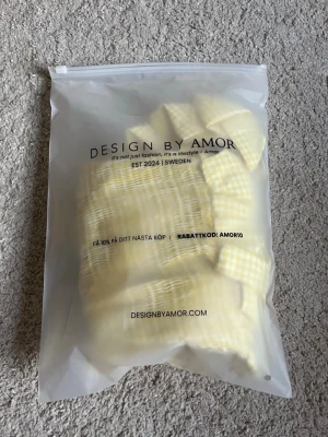 Oandvänd design by Amor klänning  - Helt oandvänd klänning från design by amor.Jag säljer klänningen för att jag beställde fel modell och den inte gick att lämna tillbaka efter 30 dagar.Jätte fin somrig klänning 