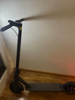 Svart elscooter med digital display - Xiaomi elscooter säljes – fungerar bra  Säljer min Xiaomi elscooter som jag haft i cirka 3 år.  * Maxhastighet: 20 km/h * Räckvidd: 25–30 km * Batteriet fungerar bra * Framdäcket har punktering och behöver lagas * Stöd saknas * Laddare ingår  Pris: 2000 kr eller bud.. Perfekt för att ta sig runt i stan på ett smidigt och miljövänligt sätt.