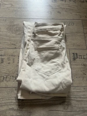 Vita streight jeans från Vera Moda  - Säljer ett par vita jeans från Vera Moda med rak passform (tightare vid höft och lår, lösa från knäna och nedåt) klassisk femficksdesign. Jeansen har medelhög midja. I storlek S och längd 34. Perfekta för en clean och fräsch look.
