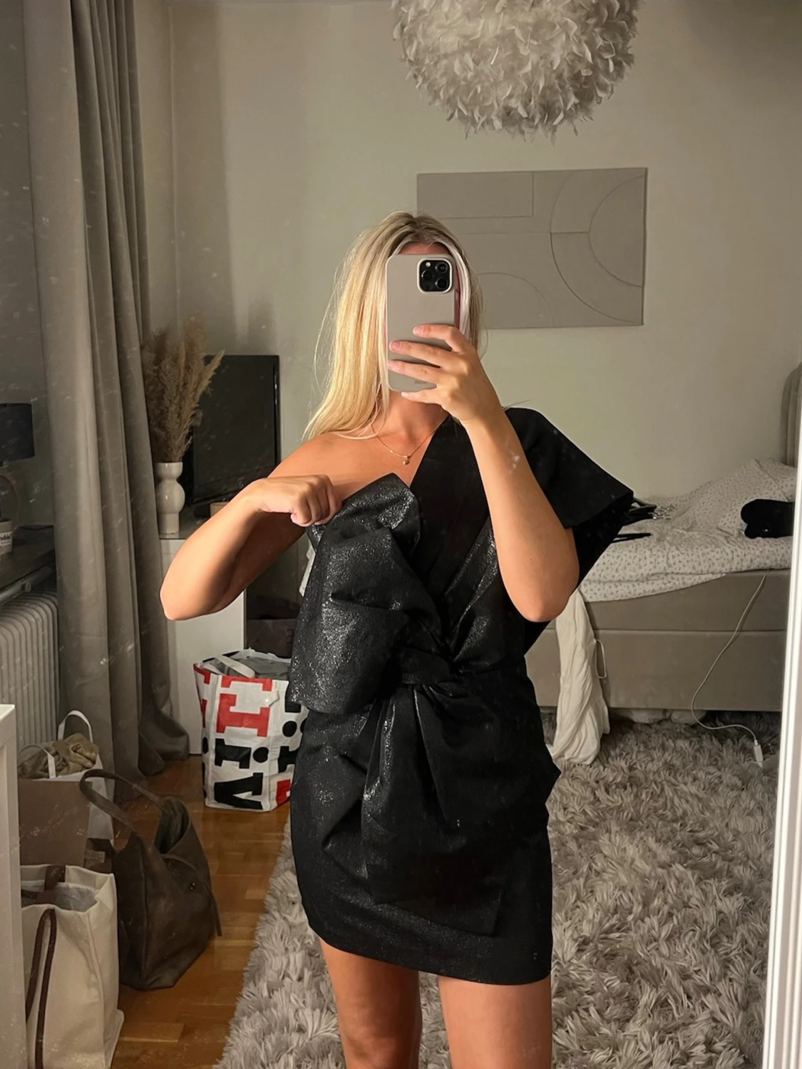 Svart one shoulder klänning med rosett - 1