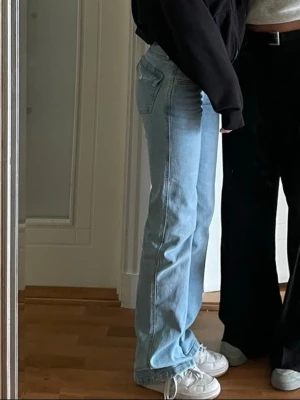 Ljusblå raka jeans - Säljer ett par ljusblå bootcut jeans. Använt ett fåtal gånger 💗