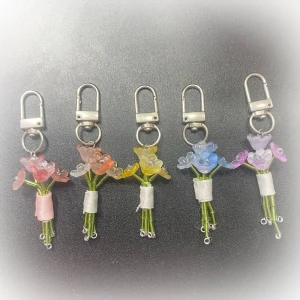 Flower keychain - 100% handgjorda av mig! Pris endast för en,kontakta gärna innan du köper direkt o fråga om vilken du vill ha🌸 #trinket #kpop #anime #keychain #swag #jujutsukaisen #shoujo #straykids #enhypen #aespa #lesserafim #cortis  #attackontitan #kiminitodoke #coquette #gyaru #strangerthings #alt #emo #scene #retro #japanese #chinese #alt #scene #emo #coquette #shopkins #decora #chic #sonnyangel #smiski #jellycat #labubu #paulfrank #sanrio #kawaii