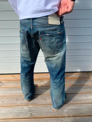 Eternal Selvedge Jeans - Schyssta Jeans från Eternal tillverkade i Japansk selvedge denim. Jeansen har utvecklat naturliga honeycombs från användning samt en tydlig patina. Storlek 32 - utgå från angivna mått. Modellen är 178 cm lång och väger 65 kg.  Mått  Midja: 40 Ytterben: 103	 Innerben: 75 Benöppning: 21  Skriv vid frågor och funderingar!