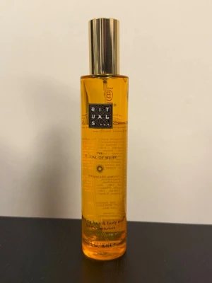 Rituals The Ritual of Mehr parfym - Fräsch parfym från Rituals, The Ritual of Mehr, i en elegant cylinderformad flaska med guldigt lock. Flaskan är orangefärgad och rymmer 50 ml. Perfekt för dig som gillar energigivande och upplyftande dofter. Lite använd men fortfarande mycket kvar 