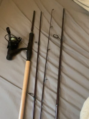 Abu garcia tormentor travel - Säljer ett fyra-delat fiskespö med svart fiskerulle från Kinetic. Handtaget är i ljust trä och spöet är brunt med svarta detaljer. Perfekt för fiskeutflykter och lätt att ta med tack vare den delbara konstruktionen, spöet köptes för omkring 2000kr och har endast använts några gånger