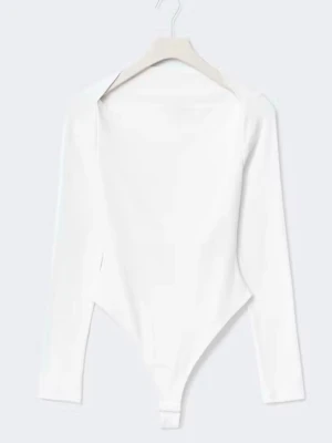 Vit långärmad body - Snygg vit body med långa ärmar och rak halsringning. Tillverkad i ett stretchigt och mjukt material som sitter tight mot kroppen. Perfekt att styla med jeans eller kjol för en clean look. Aldrig använd.