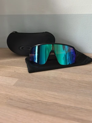 Oakley Sutro Lite - helt nya, oanvända - Ett par äkta Oakley Sutro Lite med Prizm-linser. Glasögonen är helt nya och aldrig använda. Säljs i originalkartong och är i nyskick. Perfekta för cykling, löpning, träning eller vardagsbruk. Prizm-linserna ger skarp kontrast, bra färgåtergivning och 100 % UV-skydd. Pris: 2300kr (kan diskuteras vid snabb 