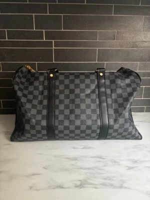 Axelväska - Hej, säljer en jättefin travelbag som kan användas till allt allt möjligt. Väskan är i toppskick och har ett axelband (sista bild). Kom privat för fler frågor eller bilder!