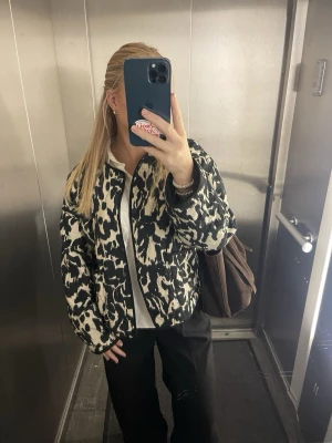 Mönstrad jacka - Superfin mönstrad vårjacka, liknar den från Zara med denna är köpt på en liten butik i marbella💕  Använd max 2 gånger så jättefint skick, hör av er om flera egna bilder 