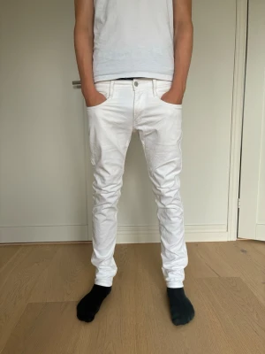 Vita replay - Snygga vita slim fit jeans. De är från replay men lite smutsiga (bild 3) storlek 29w 32l
