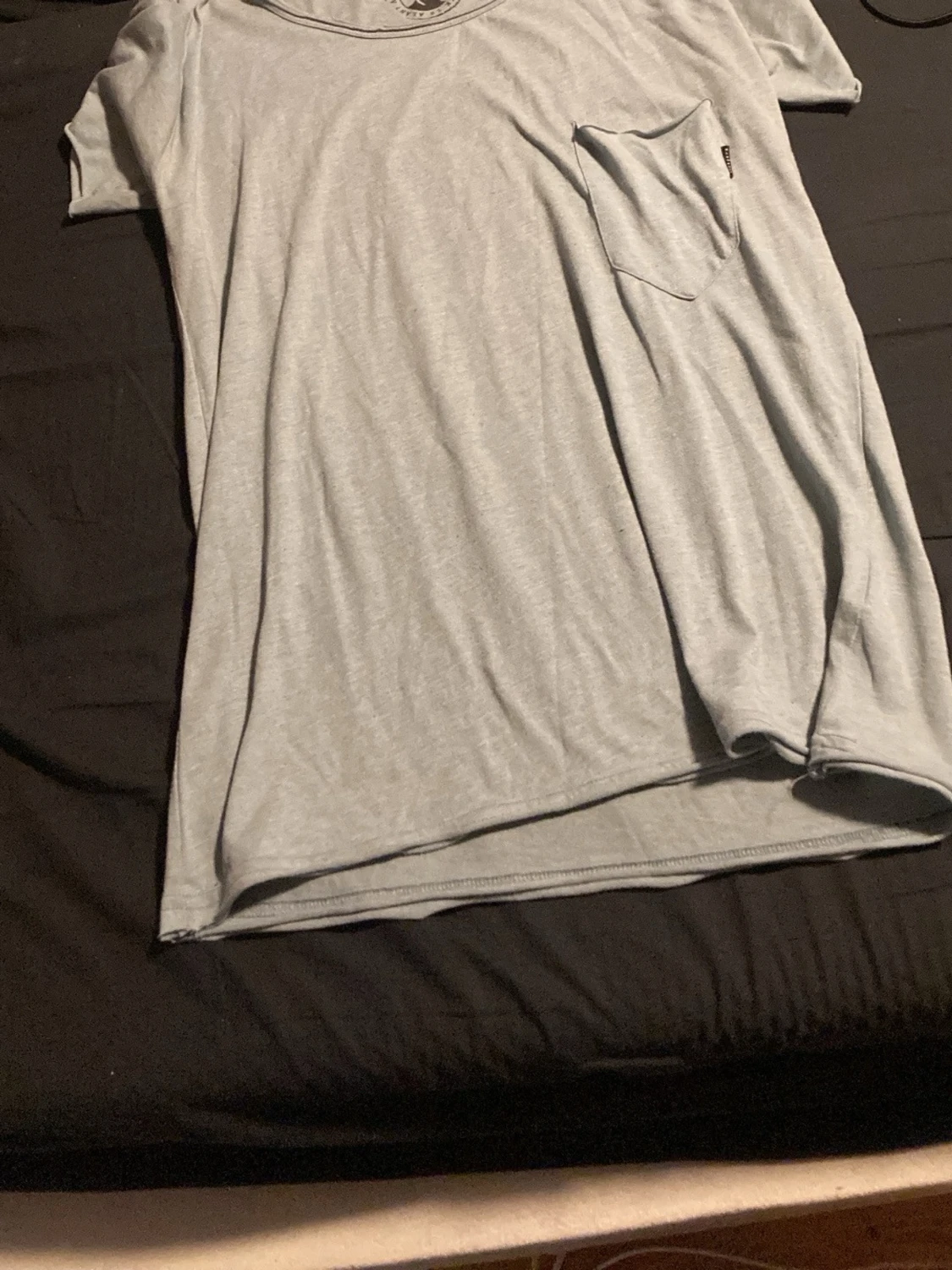 Ljusgrå t-shirt med bröstficka