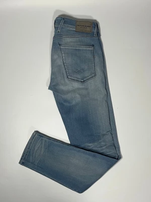 Replay anbass jeans - Säljer ett par riktigt snygga och trendiga Replay anbass jeans i fint skick, storlek 31/32, vid frågor är det bara att skriva 