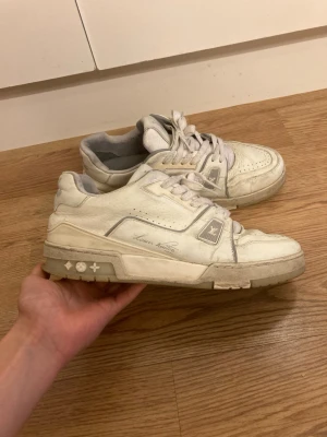 Vita Louis Vuitton trainers - Jag köpte dessa och ett par gucci ace förra året begagnade. De har använts rätt så mycket. 