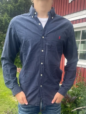 Ralph lauren skjorta  - Raffe skjorta! 👔 Härlig blå färg! Storlek M! Hör av er vid minst lilla fundering! Priset sitter ej fastspikat vid snabb affär! 