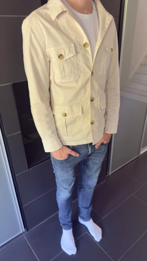 Oscar Jacobsson Overshirt - En trendig och snygg slim fit Oscar jacobson overshirt! Modellen är 182cm med passar även kortare, bara skriva vid frågor! Pris är diskuterbart!