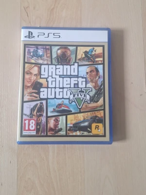Grand Theft Auto V till PS5 - GTA V till PlayStation 5 med blå plastfodral. Omslaget har collage med actionfyllda bilder och spelets logga i vitt och grönt. Spelet är PEGI 18 och bjuder på öppen värld, bilar, vapen och massor av frihet i Los Santos. Helt oanvänd