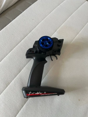 RC BIL  - Säljer en RC BIL går i 75+ som är trasigt i nu läge inget jag kan göra åt saken går att lagas men inte haft tid pris från affär 1600kr men nu säljs den för 700kr och ner kom med bud.