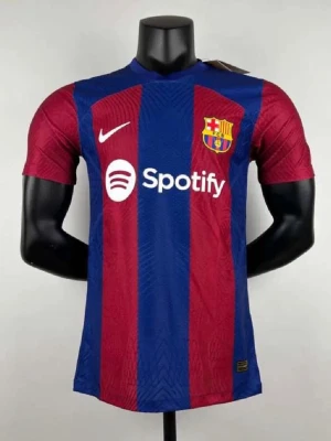 Barcelona matchtröja Nike blå/röd - Säljer en FC Barcelona matchtröja från Nike i blått och rött med klubbmärke och sponsorlogga på bröstet. Tröjan har korta ärmar och klassiska vertikala ränder. Perfekt för dig som älskar fotboll och vill stötta Barca på match eller träning.