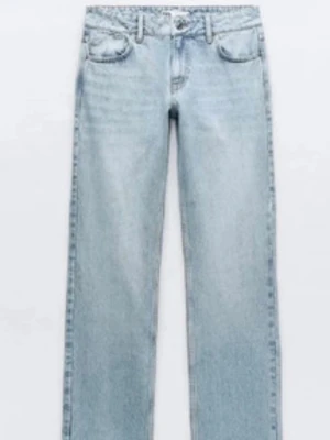 Trendiga ljusblå raka jeans med låg midja från Zara - Säljer ett par ljusblå jeans med raka ben och låg midja. Jeansen har klassisk femficksdesign, bälteshällor och stängs med knapp och dragkedja. Perfekta till en avslappnad och trendig look. Materialet är denim i bomull. Från Zara, ofta slutsålda. Jätte bra skick, postar snabbt.