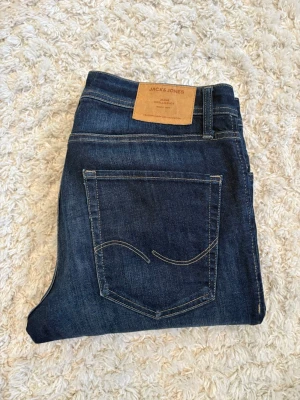Jack & Jones jeans  - Ett par fräscha  jeans från Jack & Jones i storlek 32/34. Finns ingen tecken på använd då skicket är mycket bra. Skriv vid frågor ✌️Kom gärna med prisförslag 💸