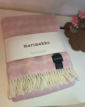 Marimekko Räsymatto throw 130x180cm 🩷 - Unused Marimekko Räsymatto throw (130 x 180 cm). 100% wool. Suitable as a gift. Color: pink/white. 🌸🤍