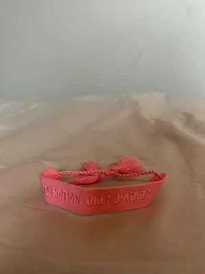Rosa DiorArmband - Snyggt rosa dior armband som passar med till exempel vår rosa gg keps du hittar i vår profil 