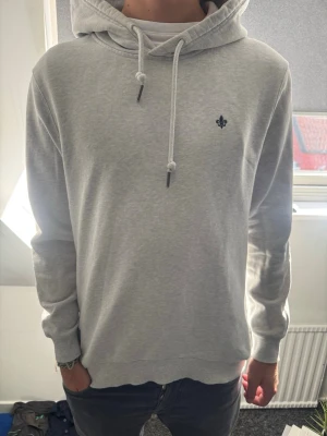 Morris hoodie - Schysst grå Morris hoodie, grymt skick och otroligt skön. Perfekt nu inför höst/vinter. Strl M. Modellen är 182cm och väger 65kg