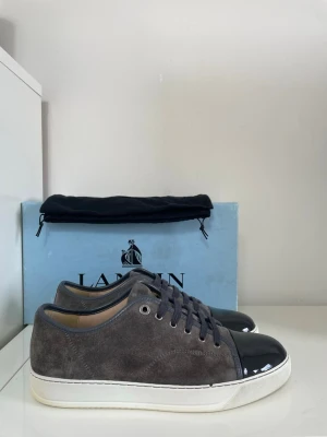 Lanvin Grey Elephant  - Säljer nu dessa Lanvin Grey Elephant som överlag är i mycket fint skick, uk 8 som motsvarar 42 men som även passar upp mot 43. skriv för fler bilder/frågor🙌🏼