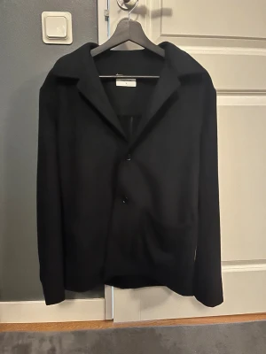 Overshirt  - Tänkte sälja denna overhsirt då den inte riktigt var för mig från BROTHERS, har använt den 2 gånger varm och skön perfekt i alla vänder. Pris går absolut att diskutera. Ny pris 1500kr