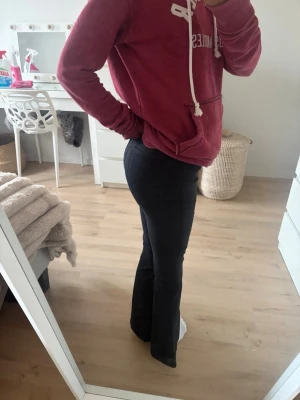 svarta bootcut jeans - Svarta bootcut jeans ifrån gina tricot, väldigt skönt och stretchit material 