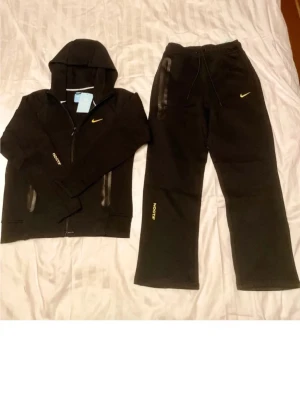 Nike nocta set - Helt ny svart Nike nocta set aldrig använd! Den kommer med tags och är i oerfekt skick. Strolek L men passar även M