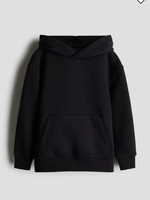 Svart hoodie med huva och magficka - Säljer en stilren svart hoodie med klassisk huva och stor magficka framtill. Hoodien har ribbade muddar vid ärmslut och nederkant, samt en relaxed passform som passar perfekt till streetwear-looken. Materialet känns mjukt och bekvämt.