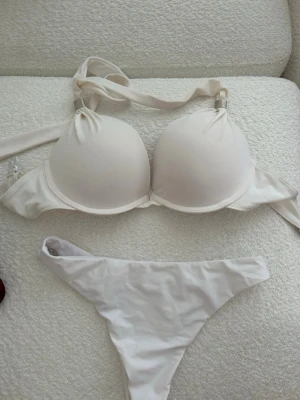 Vit super-push up bikini - ✨Vit super-push up bikini. Överdelen och underdelen är från två olika märken men passar fint tillsammans. Fräscht och stilrent. Använt fåtal gånger, mycket fint skick.